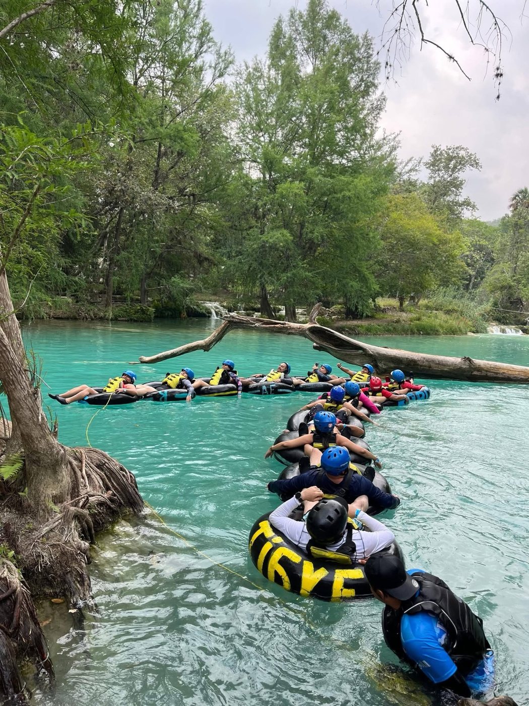 Grupo disfrutando una actividad acuática en río turquesa