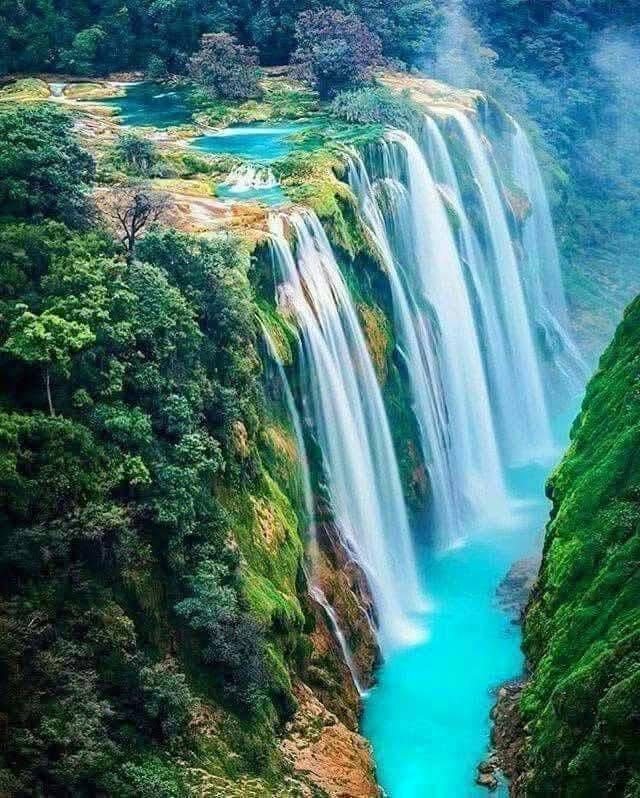 Cascadas con agua azul turquesa