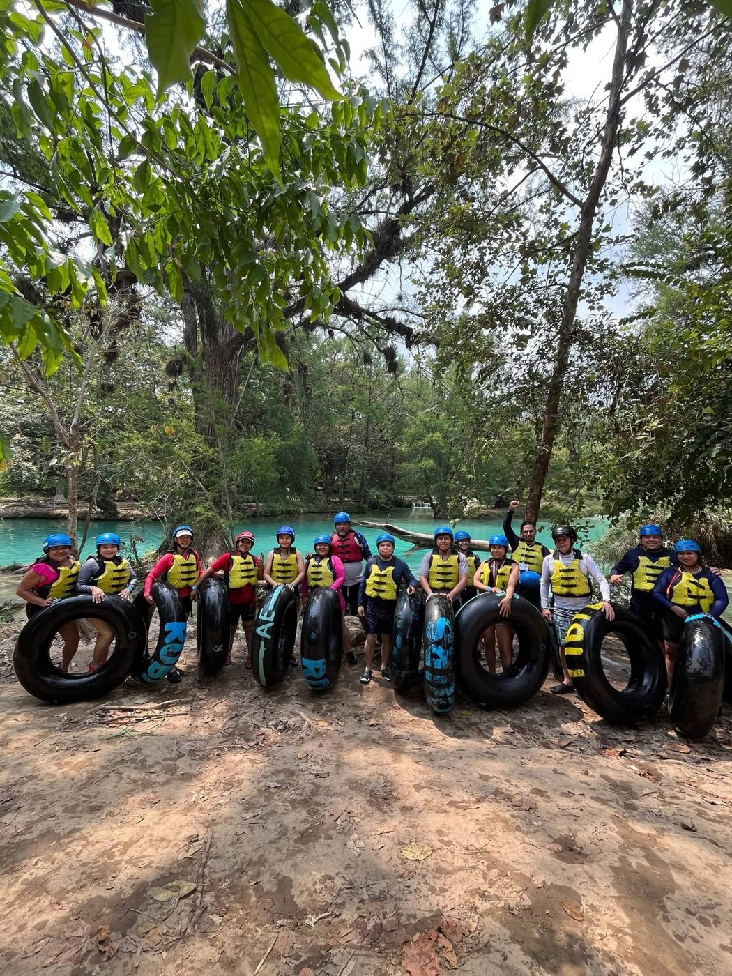 Grupo de viajeros con llantas para actividad acuática