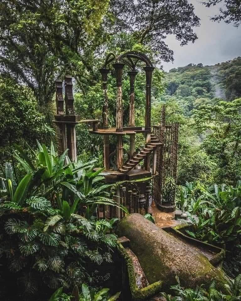 Arquitectura surrealista en la selva