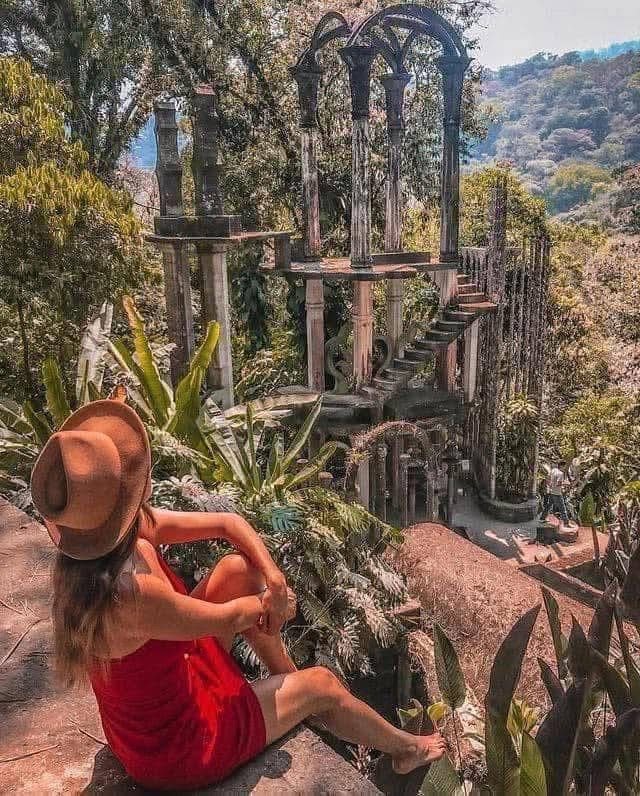 Viajera observando jardín surrealista